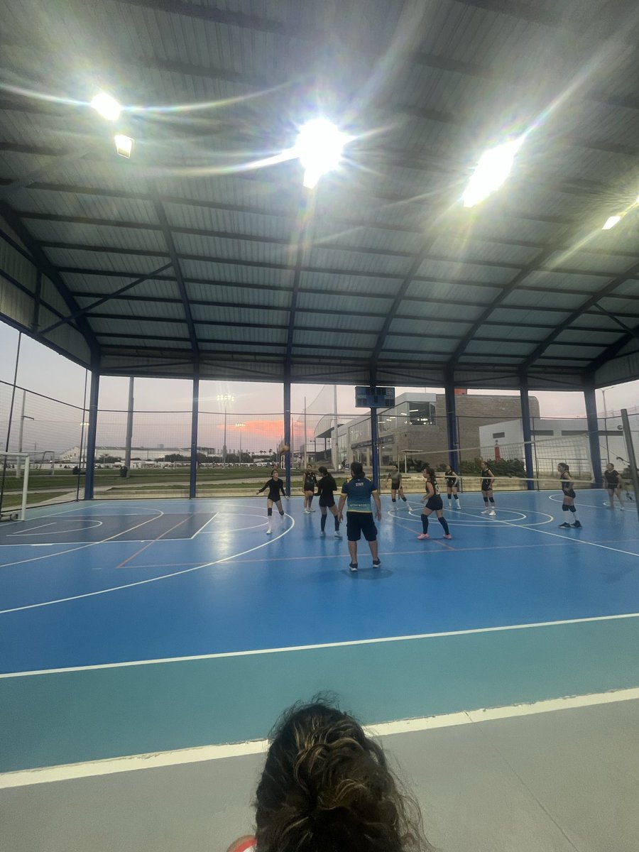 oscaracr's tweet photo. @ChrisDaes Espectacular el complejo Tecnosports, Que lujo de escenarios para los deportistas Barranquilleros, un respetuoso comentario, en la cancha multiple para Baloncesto, microfutbol y Voleibol, la brisa dificulta jugar adecuadamente, genial si la pueden encerrar 🙈 https://t.co/XJxP6YaBQK