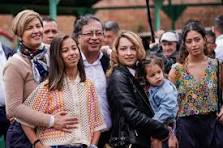 aliky_casolis's tweet photo. Después del 7 de Agosto de Petro no quedará ni el olor se ira preso hasta el ultimo día de su vida perversa. La familia Petro entrará en desgracia cuando les confisquen todo lo adquirido ilícitamente las hijas a montar en transmilenio porque la amenaza de irse del país se jodió https://t.co/JzqagL91gm
