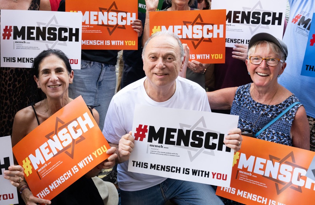 OurFightUk's tweet photo. Thanks to everyone who joined us to 'be a mensch for Maureen' on Wednesday evening. Our aim was to make it clear that the bigots who have been targeting Maureen and her shows do no represent mainstream Britain.
We were especially heartened to hear from those around Maureen that she appreciated the support of the mensches that came out.
#MENSCH #StandWithMaureen
Photos: Elliott Franks