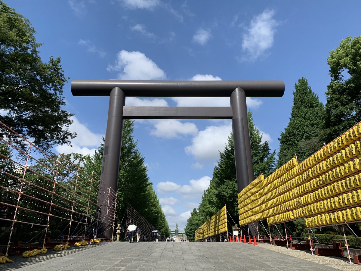dayo_ra's tweet photo. 靖国神社はみたままつりの準備進行中
←昨日 →今日 https://t.co/4awbYDQSrz