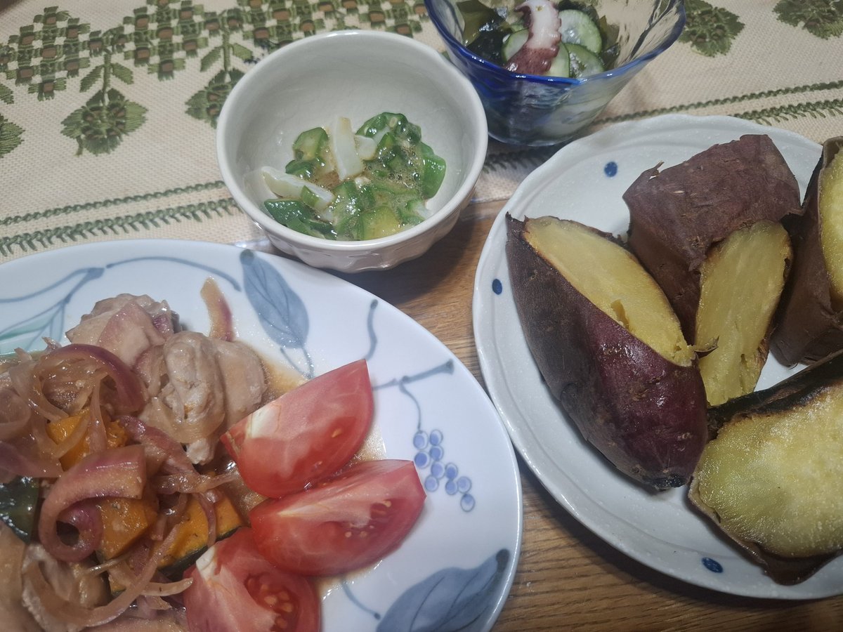 PUG_Azuki0820's tweet photo. おはようございます|дﾟ)ﾁﾗｯ

昨日の晩ごはん
鳥の塩麹��けを焼いたヤツ
イカオクラ、サツマイモ🍠タコ酢

本日の安否確認 👌

そして💩粗相のあと
スッキリして満面の笑顔のヒト 🐶

アカンやん❗
あと１歩のとこで トイレには入れんのは 何でやねん?! 🤔😑

本日もよろしくお願いします 😁 https://t.co/N60yeUGg0t