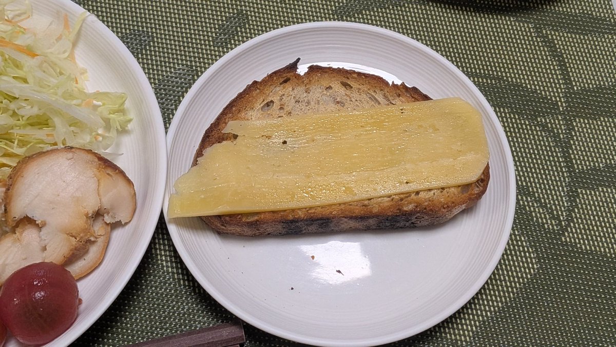 NotEnoughBitaD's tweet photo. PLATZと手作りカンパーニュで朝ごパン。今日は鶏ハムの燻製予定。窓が開けられないくらい暑くなると燻製しなくなるんだけど、今年はまだいける。来月、ニセコから帰ったらもう無理かなー。おはようございます。
#朝ごパン #手作りパン #米村牧場 https://t.co/NzoUnbEPFT