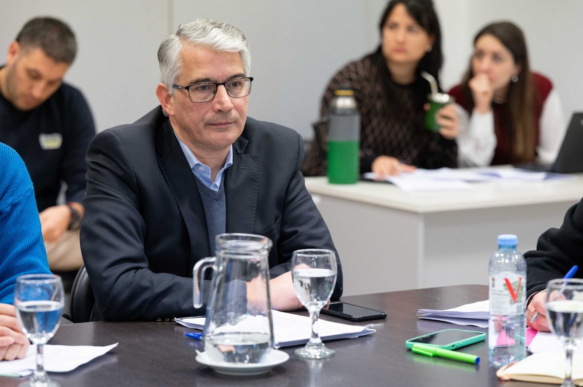 CPuglelli's tweet photo. #Hoy | Participé de una nueva reunión de la Comisión de Legislación General de la Cámara de Diputados de la Provincia de Buenos Aires, presidida por el diputado @RubenEslaiman, donde dimos tratamiento y aprobamos los proyectos previstos en el orden del día.

Entre las iniciativas más relevantes, avanzamos con el proyecto del diputado @AlexisGuerrera , que promueve y garantiza el principio de no discriminación; con la iniciativa de la diputada @ayerasquetti, que busca garantizar mayor transparencia en la comunicación de los precios de los combustibles líquidos y gaseosos; y con el proyecto de la diputada @luciaianez_ , que crea la figura del Abogado y la Abogada de Niños, Niñas y Adolescentes, fortaleciendo la protección y el acceso a la justicia de las infancias y adolescencias.