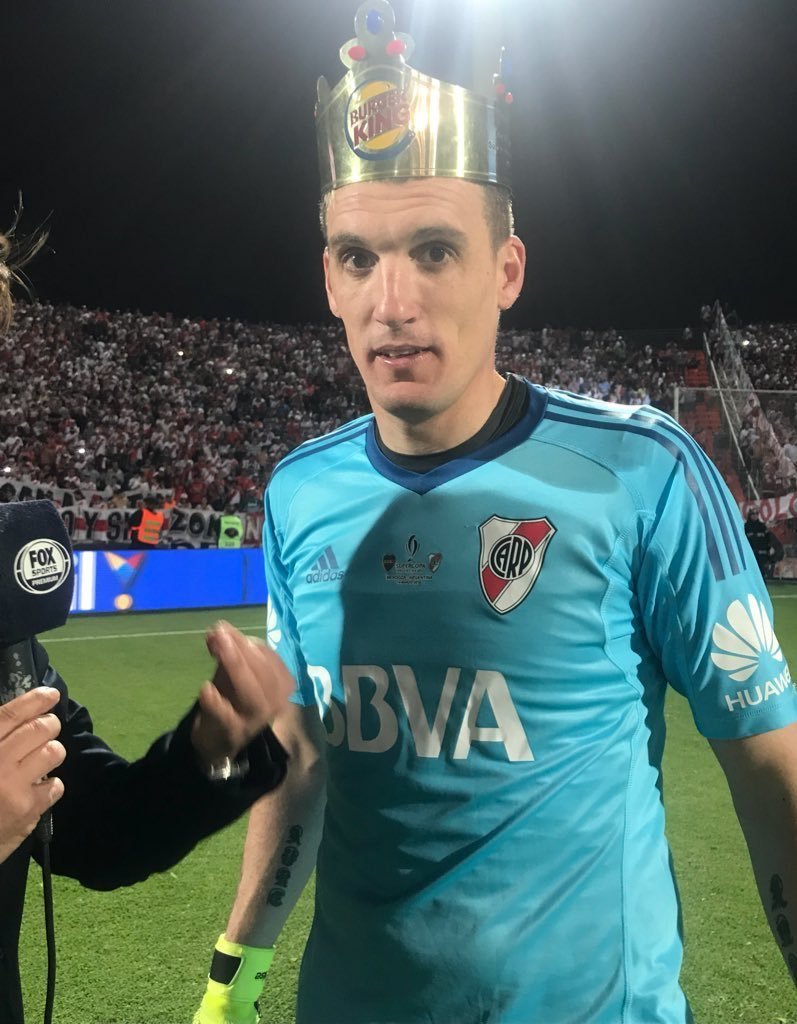 frabigol's tweet photo. Con solo 5 partidos con la camiseta de River, se puso los guantes, fue a jugar una final contra boca, sacó diez pelotas y salió campeón siendo la figura. El arquero más grande de nuestra historia. Gracias, Franco Armani. https://t.co/DJounfcO1S