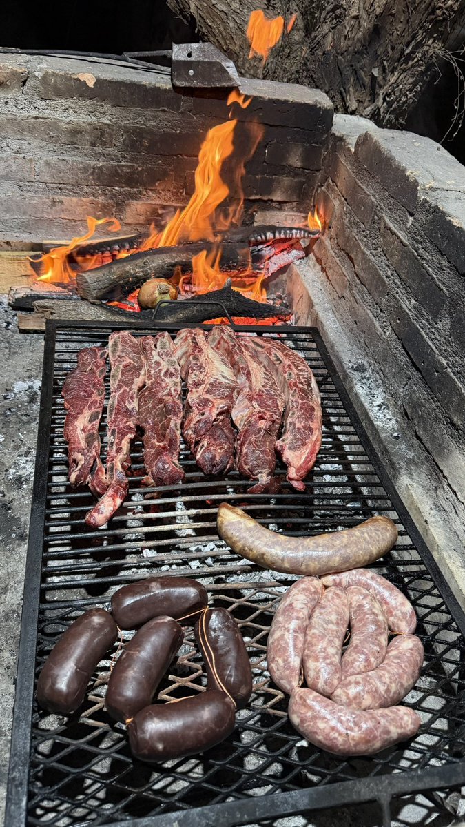PampaGuille's tweet photo. Miércoles ….Unas tiras de asado con chorizos puro cerdo y unas morcillas 

Buenas noches,desde el Oeste Pampa https://t.co/zhSiWUPH75