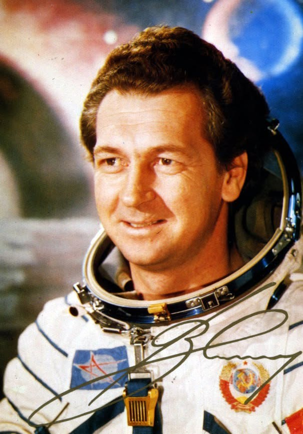 anajuliabanlei's tweet photo. El 8 de julio de 1935 nació el cosmonauta soviético Vitali Sevastiánov, ingeniero que participó en el desarrollo de la nave Vostok antes de ser seleccionado como cosmonauta en 1967.

Realizó dos misiones espaciales: Soyuz 9 en 1970, que estableció un récord de permanencia en órbita con casi 18 días, y Soyuz 18 en 1975, pasando 63 días a bordo de la estación Salyut 4. En total acumuló 80 días, 16 horas y 18 minutos en el espacio. Falleció en 2010, a los 74 años.