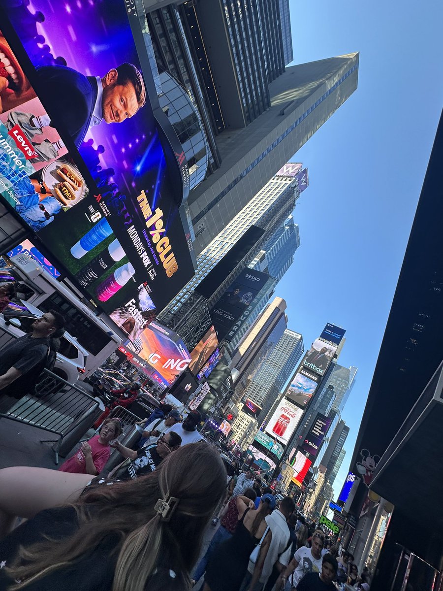MontereryJack's tweet photo. I don’t think I’ll ever be able to go to the NHL store on this trip and nobody wants to go see the Ghostbusters fire house. I did see that one lady statue from Ghostbusters 2 though. https://t.co/tOEriCesUf