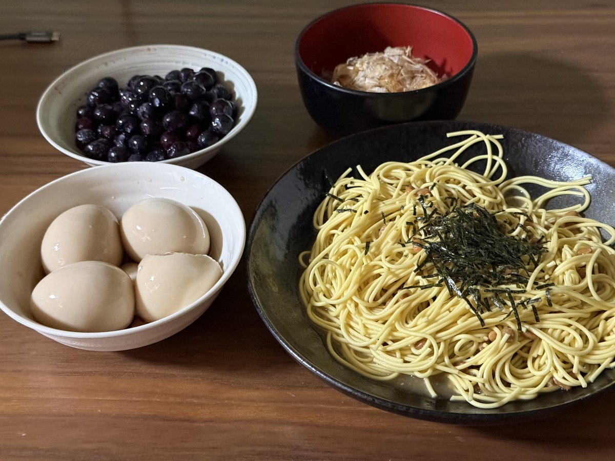 bozzbear's tweet photo. 味玉、ブルーベリー、冷奴、納豆パスタ
＃料理記録 https://t.co/xpeVuln2Ta