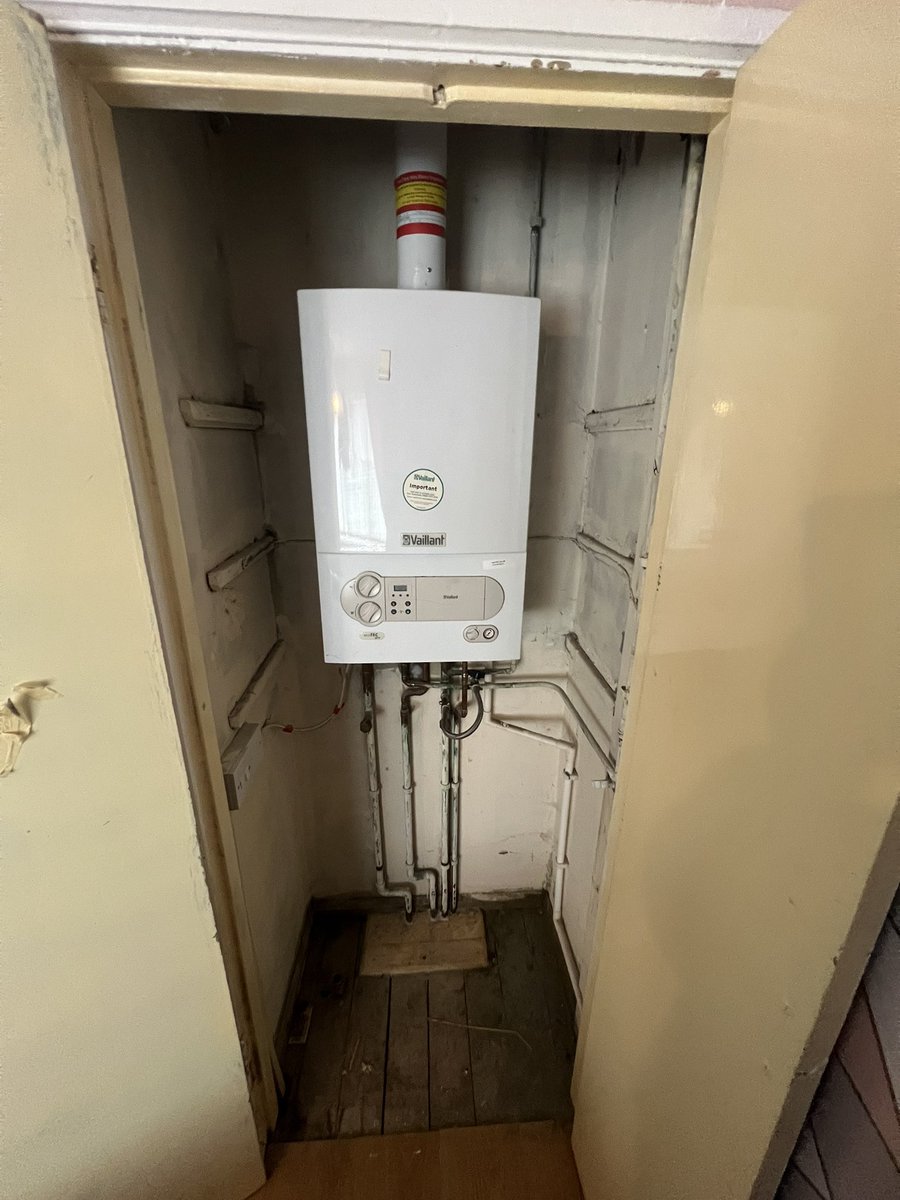 age_plumbing's tweet photo. Emergency combi swap – Kirkby L32.
Old Vaillant out, new ecoFIT Pure in: fresh copper, EPH CP4, Vaillant filter, full flush.
Commissioned + tested with Anton. Heat + hot water back on.
#PlumbingAndHeating #BoilerInstallation #Vaillant #CombiBoiler #Knowsley #LiverpoolBusiness https://t.co/q4qua8zilO