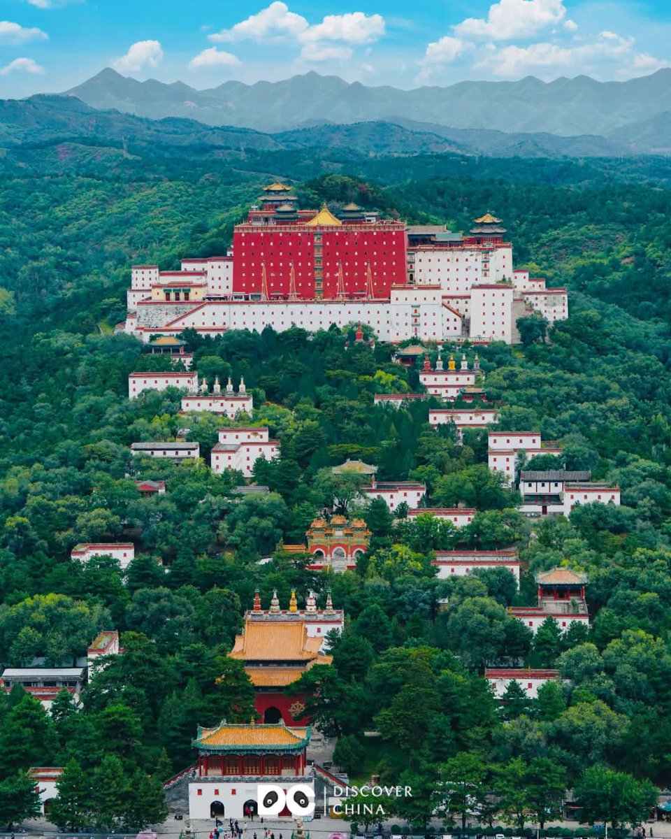 no_why97491's tweet photo. Tucked away in #Chengde, #Hebei Province, the Chengde Mountain Resort and its surrounding temples form the world's largest surviving imperial garden and temple complex. 🏯 Completed in 1792, the resort served as the Qing (1644–1911) emperors' summer retreat. 🌿
#ChinaCitySpaces🇨🇳 https://t.co/nuBWhywPHi