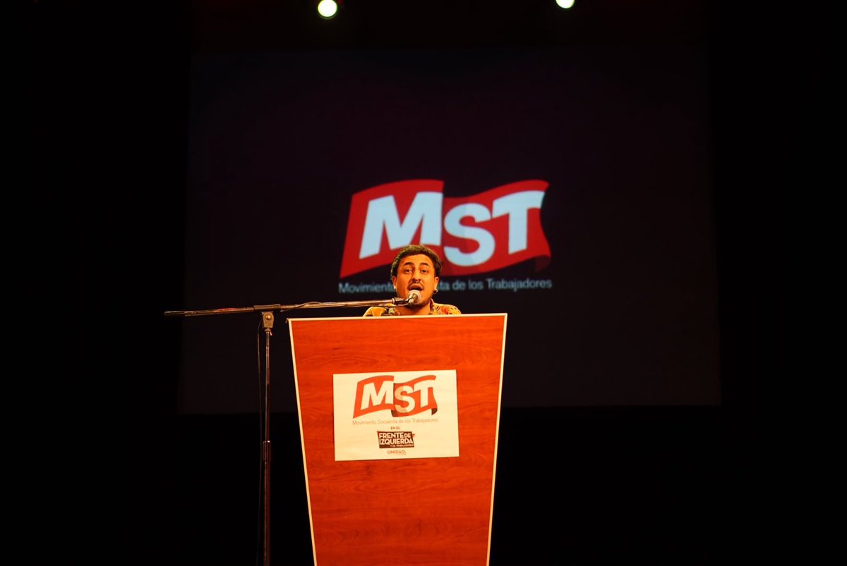 PeriodismoDeIzq's tweet photo. ⭕ Encuentro abierto del MST FIT-U en el teatro Margarita Xirgu: ¿Cómo sería un gobierno de la izquierda?

🗣️ Agus Romero, referente universitario, saludó el encuentro: "Fuimos nosotres, los jóvenes y las disidencias, los que nos movilizamos para ponerle un freno al desfinanciamiento universitario, para dar la pelea con los jubilados, en contra de la ley bases y cada una de las luchas. Porque somos nosotros los que hoy tenemos que pensar si estudiamos para transitar un mejor futuro, o si nos resignamos. Este es un momento histórico porque hay millones de estudiantes y trabajadores que están viendo a la izquierda, y frente a esta situación necesitamos pensar cómo nos organizamos. Es la juventud la que le dice no al FMI, no al saqueo, no al ajuste y no a la violencia policial. Estamos para ponernos al frente de la lucha y debatir qué modelo de país quiere la juventud. Por eso, desde asambleas a lo largo y ancho del país, decidimos lanzar La Zurda, una agrupación que se planta y que va a dar la pelea. Creemos que la historia no está escrita y que, como dijo el Indio, 'el que abandona no tiene premio' ¡A seguir en las calles y en cada lucha!".