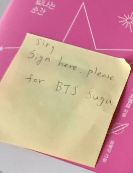 jungkookxharry's tweet photo. siempre pienso en que yoongi debe tener un libro firmado por paulo coelho porque se lo pidio con el post it mas tierno del mundo (el libro es shining moment) https://t.co/FgeQL9mDEy