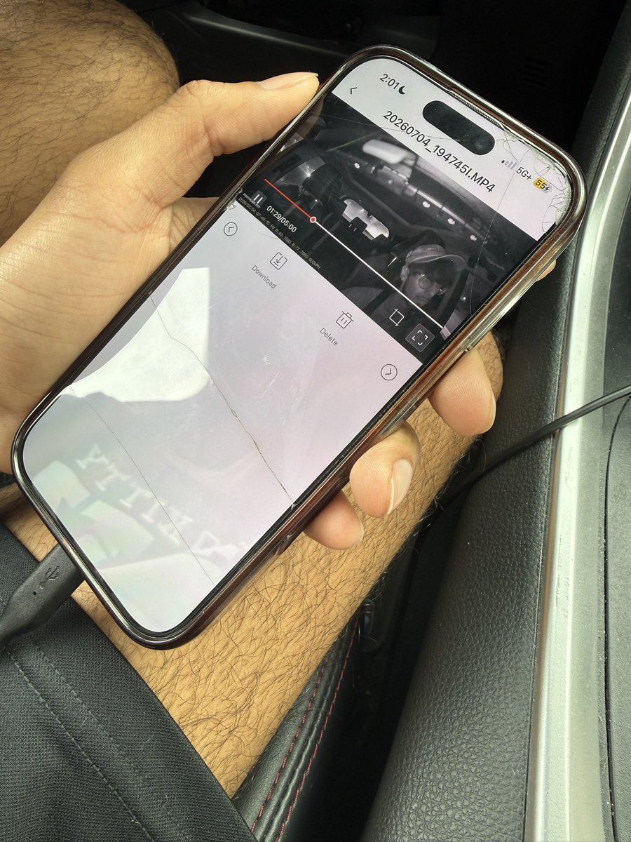 ADeadDoe's tweet photo. This guy has a dash cam just to watch himself? https://t.co/FMJYmlwT1F
