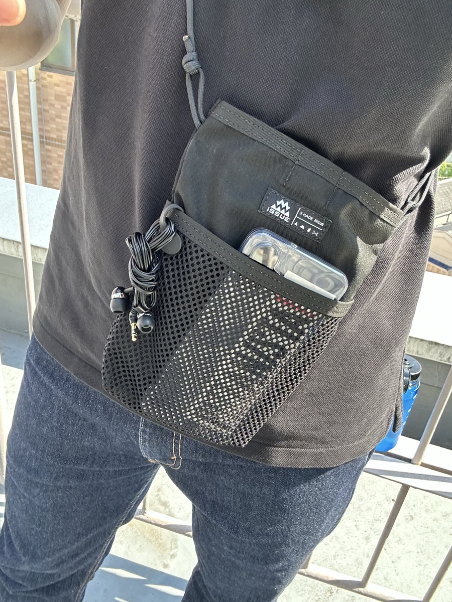 bboy_ittsu's tweet photo. 会社支給のスマホがでかいのでサコッシュデビューした。
調子いい。
#3MADEISSUE https://t.co/Rq0UGghs9W