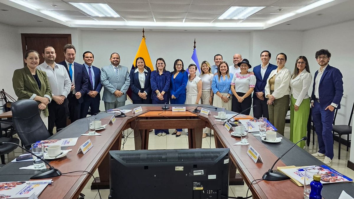 AMEcuador's tweet photo. La presidenta de la AME, @YuriColoradoEsm, participó en el primer Comité Nacional de Primera Infancia, un espacio de articulación interinstitucional que impulsa la implementación del Primer Plan Nacional de Primera Infancia del Ecuador. 

Desde la AME reafirmamos nuestro compromiso de trabajar junto a los gobiernos autónomos descentralizados para fortalecer las políticas públicas que garanticen el desarrollo integral de la niñez en todo el país.