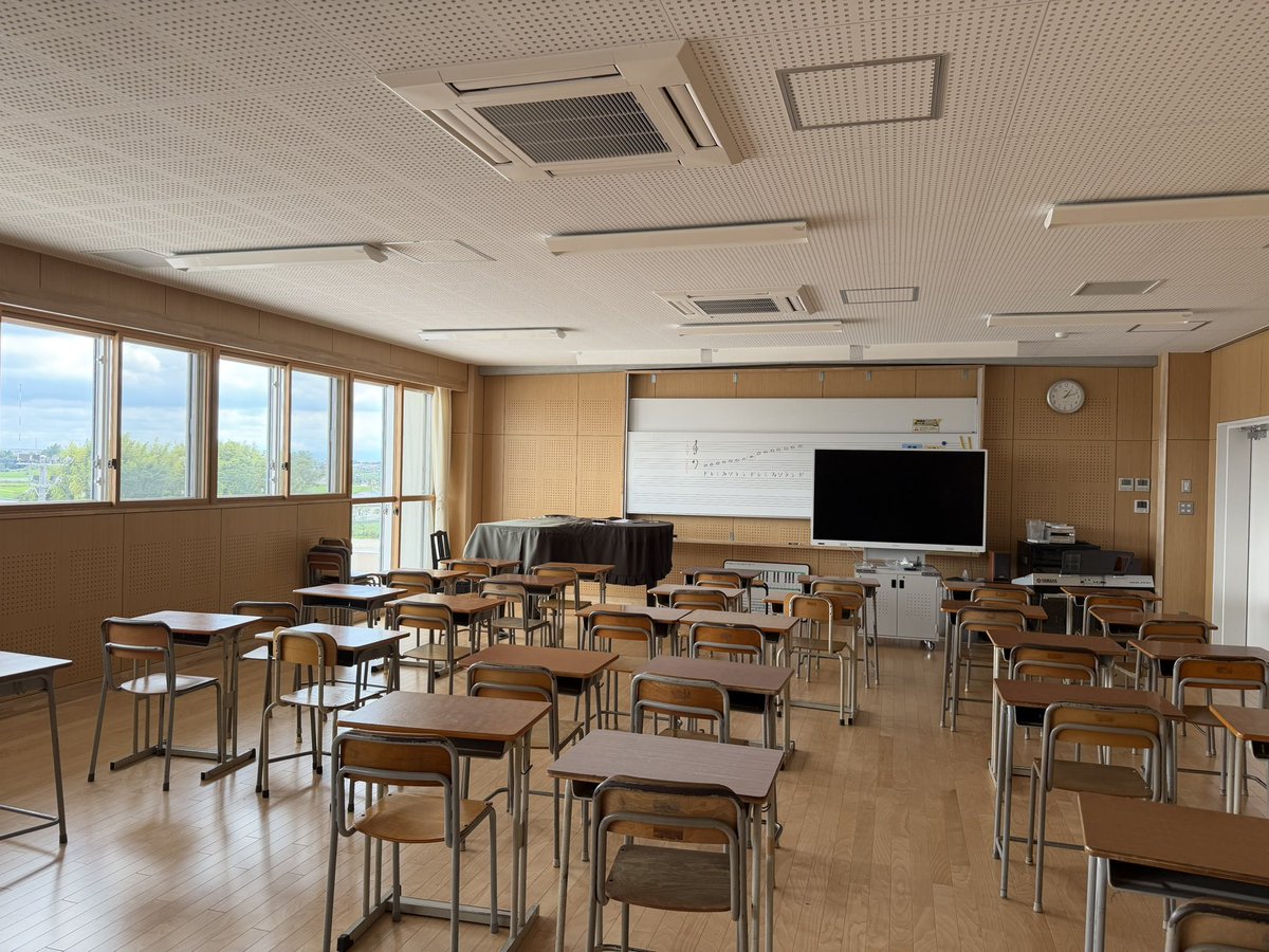 araiken's tweet photo. 【7/3 学校給食&義務教育学校の運営状況は？】

市議会・教育環境常任委員会の所管事務調査として、「学校給食の試食&鷲宮西小中学校」について調査しました。

■ 学校給食の試食(実費404円支払済)

・学校給食課より給食概要の説明を受けた後、4年1組・2組で児童と一緒に試食・視察
・献立:ツイストパン、牛乳、とり肉のコーンフレーク焼き、ラタトゥイユ、スコッチブロス(中学校のみ小魚付き)
・「ひとくちメモ」で夏野菜のラタトゥイユを紹介
児童からは「美味しい!」の声
・給食は食育・教育活動の一環として重要な役割を担うことを再認識
・今後も現場の実情を踏まえた調査・提言を継続

■ 義務教育学校の状況

・校長より概要説明後、施設・授業を視察
・【増築校舎】木材活用で温かみある環境、オープンスペースを活かした多様な授業展開が可能
・【既存校舎】床面改修は一部実施済み、未実施箇所は順次改修予定
・【職員室】フリーアドレス制+前期・後期課程教員の交流を促す着席ルールを工夫
・こうした工夫は今後の学校施設整備・小中一貫教育推進の参考に

■ まとめ

・委員による質疑・意見交換も実施し、今後も市内初の義務教育学校の取り組みを多様な視点から確認していきます。

《教育環境常任委員会委員の出欠状況》
○新井(正)、○山田(副)、○猪股、○井上、○菊地、○速山

#久喜市 #久喜 #菖蒲 #栗橋 #鷲宮 #議会 #議員 #議員活動 #所管事務調査
