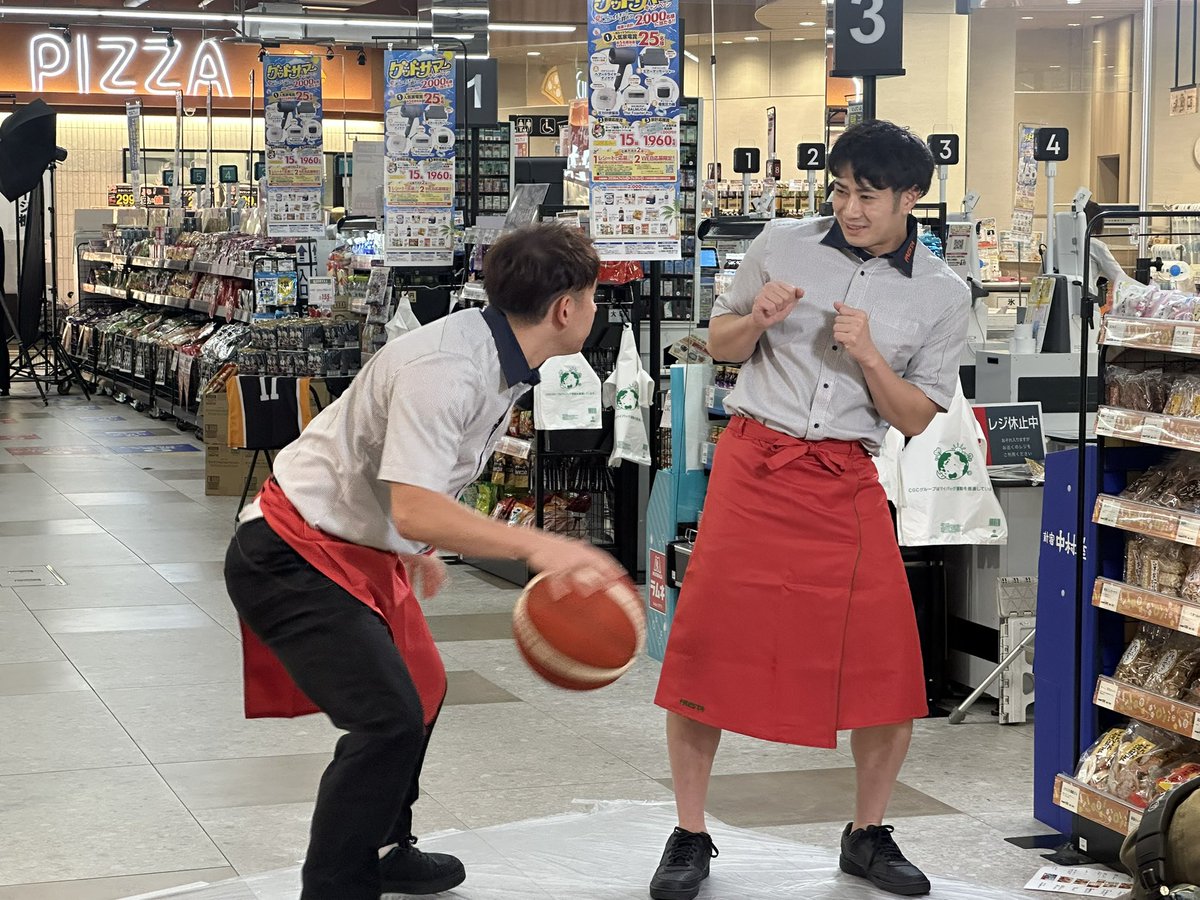 HIROSHIMADFLIES's tweet photo. #寺嶋良 選手と #上澤俊喜 選手が #フレスタ（@FRESTA_81）CM撮影に参加しました🛒✨

2選手の名演技に撮影クルーもびっくり🫢

放送開始は9月上旬頃予定！広島県内でご覧いただけますので、お楽しみに😆

#ドラゴンフライズ #Bリーグ #バスケ https://t.co/S1vRsKOJ3D