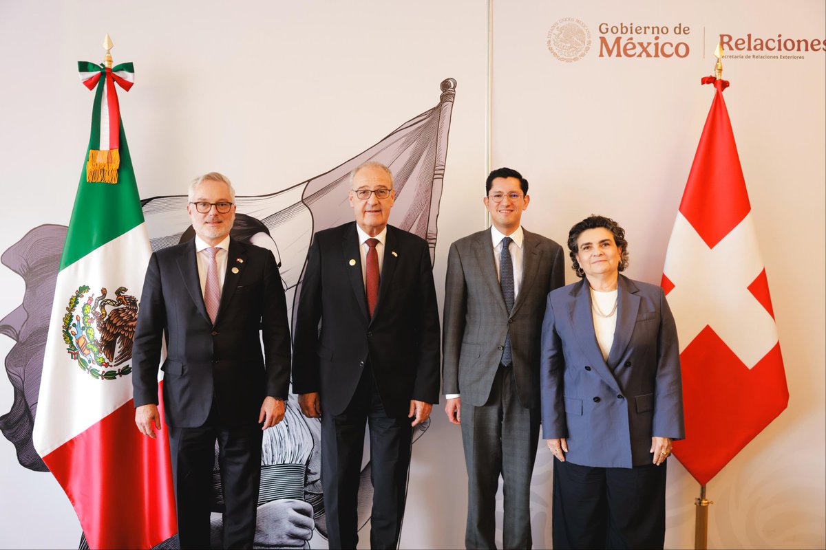 SRE_mx's tweet photo. 📸 Esta tarde, el secretario Roberto Velasco (@r_velascoa) recibió en la @SRE_mx al presidente de la Confederación Suiza, Guy Parmelin (@ParmelinG), y a un grupo empresarial, posterior a su reunión con la presidenta Claudia Sheinbaum en Palacio Nacional.

El encuentro en Cancillería, realizado con empresarios suizos y directivos de empresas del país europeo en territorio mexicano, tuvo el objetivo de profundizar en las oportunidades existentes de inversión para el desarrollo nacional, así como explorar las ventajas que habría en una posible modernización del tratado que tiene México con la Asociación Europea de Libre Comercio.

🇲🇽🤝🇨🇭