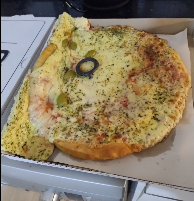 Lgp67402227's tweet photo. @eliannalugo_ Son los deliverys, las motos quedan inclinadas y se arruinan las pizzas.  En este caso yo no pedí media muzzarella y media nada. https://t.co/ru31uCDmai