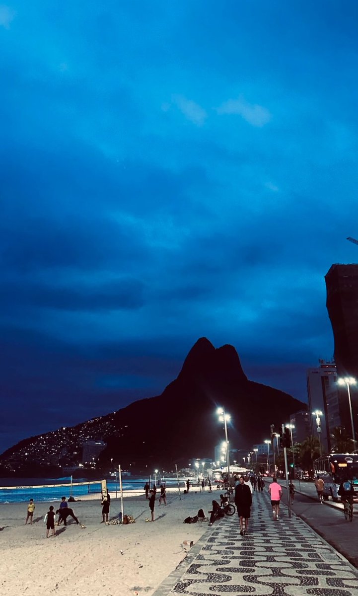 BATGIRLONELY's tweet photo. Rio de Janeiro 💙 https://t.co/RTyLYKIou3