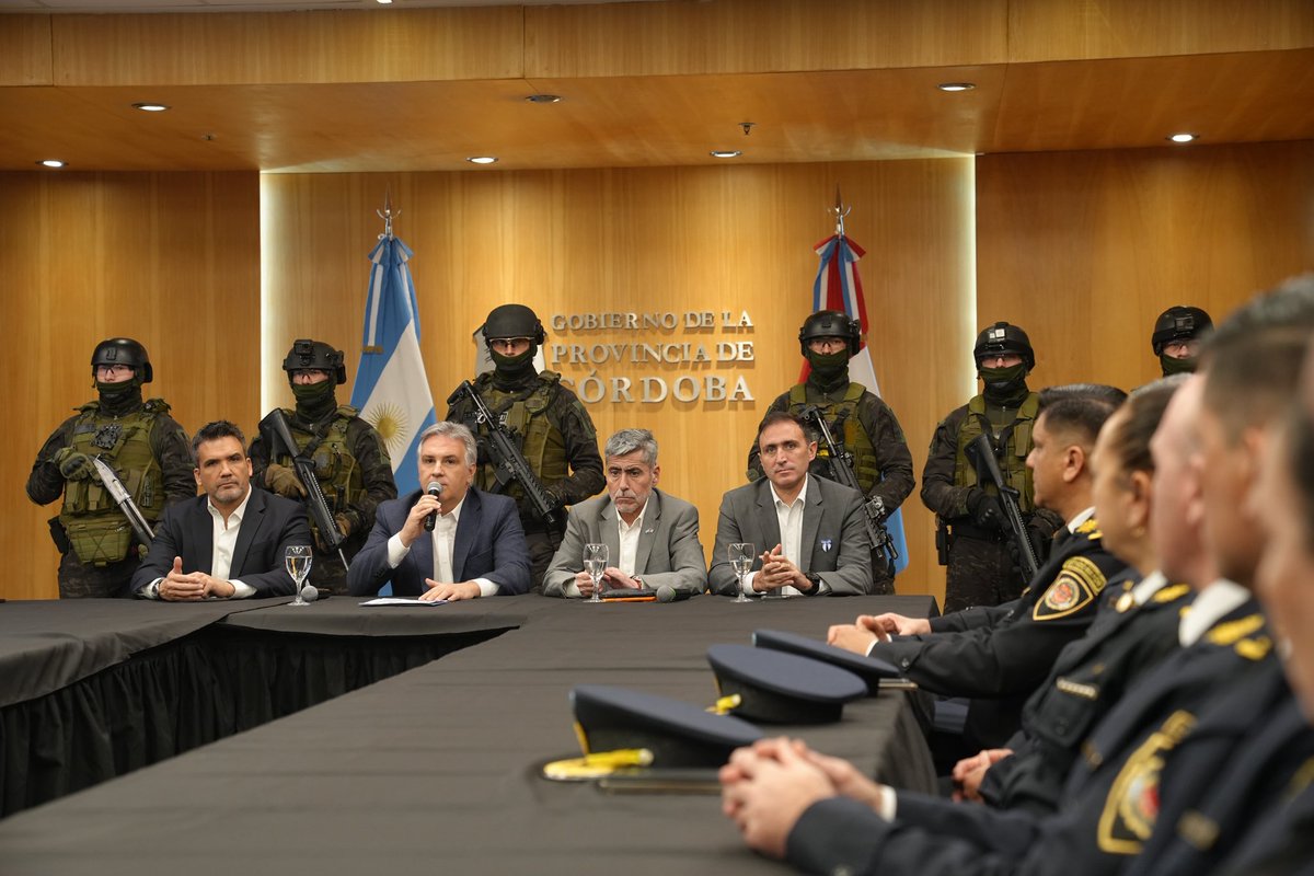 JuliLopezOK's tweet photo. La Legislatura aprobó la Ley Antibúnker y Antiaguantaderos. 

Esta herramienta es clave para seguir fortaleciendo la lucha contra el narcotráfico y recuperar para los vecinos los espacios que el delito había ocupado.

Así como fortalecimos el Fuero de Lucha contra el Narcotráfico, duplicamos las fiscalías especializadas, ampliamos la Fuerza Policial Antinarcotráfico, incorporamos más herramientas para la investigación y consolidamos políticas de prevención, hoy Córdoba suma una nueva decisión para enfrentar al crimen organizado.

Porque, como dice nuestro gobernador @martinllaryora, un búnker es una declaración de guerra a un Estado que eligió defender a los vecinos y ser hostil con el narcotráfico.

A los búnkeres no se los cuida. A los búnkeres se los derrumba.