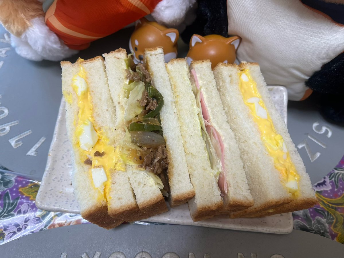 tomozo_p_union's tweet photo. 朝食にサンドイッチを作ってみました。
① たまごサラダ(オイシックス)
② 牛バラ肉の焼肉
③ハムレタス
手間はかかるけど美味しいですよね。
#朝食 
#サンドイッチ 
#忠犬もちしば https://t.co/yYkp2G36Ea