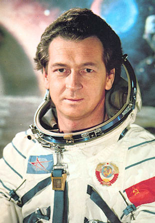 anajuliabanlei's tweet photo. El 8 de julio de 1935 nació el cosmonauta soviético Vitali Sevastiánov, ingeniero que participó en el desarrollo de la nave Vostok antes de ser seleccionado como cosmonauta en 1967.

Realizó dos misiones espaciales: Soyuz 9 en 1970, que estableció un récord de permanencia en órbita con casi 18 días, y Soyuz 18 en 1975, pasando 63 días a bordo de la estación Salyut 4. En total acumuló 80 días, 16 horas y 18 minutos en el espacio. Falleció en 2010, a los 74 años.