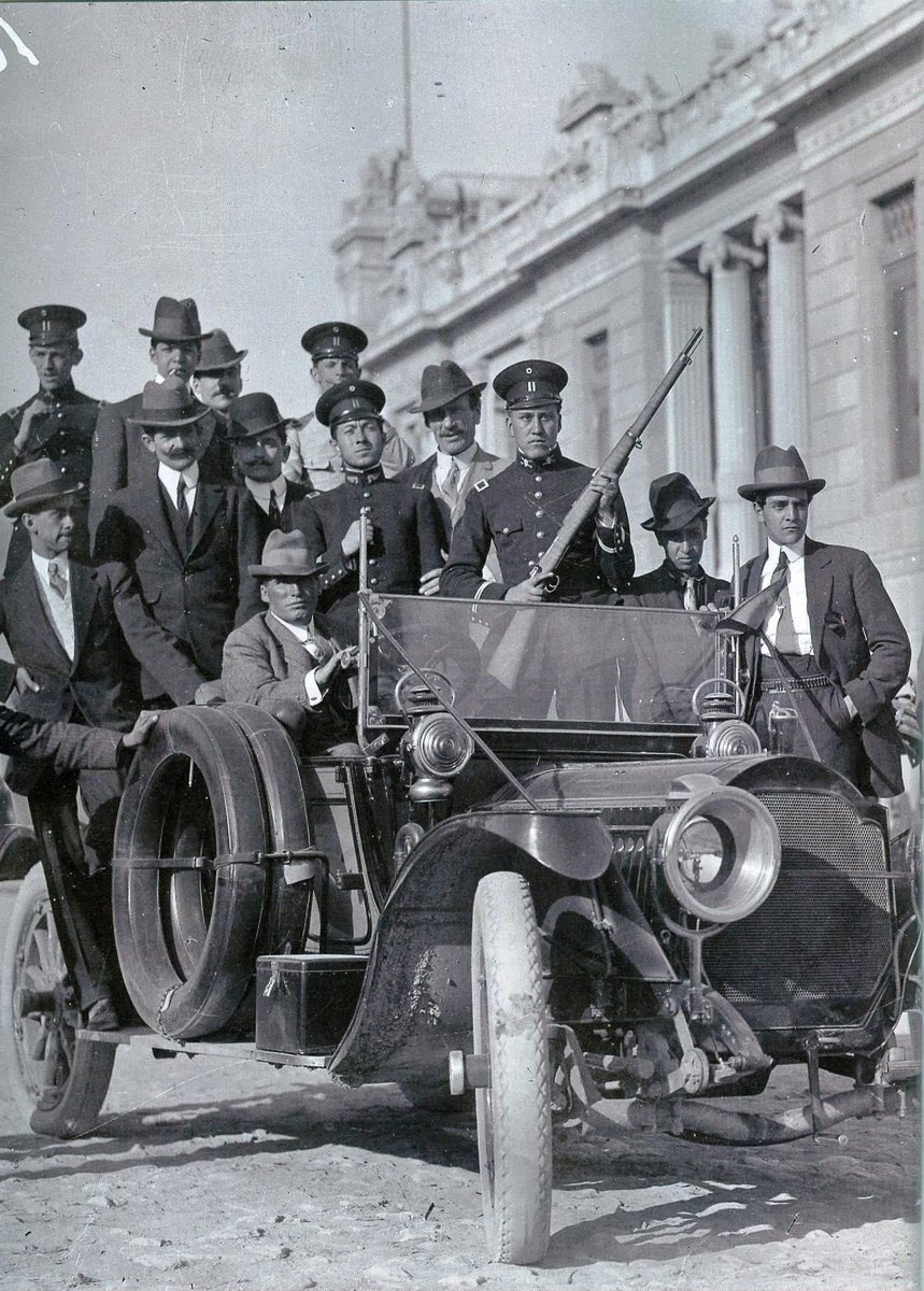 Cuauhtemoc_1521's tweet photo. Los golpistas fotografiados en febrero de 1913, durante la Decéna Trágica, cuando la capital se volvió un campo de batalla. Se trata de un grupo de seguidores de Félix Díaz, “el sobrino del tío”, Porfirio Díaz. La fotografía fue tomada en avenida Balderas, casi esquina con Ayuntamiento, ya que en el fondo se aprecia el Archivo histórico y biblioteca central del agua. Magnífica fotografía! Noten que varios de ellos son civiles que se armaron y se unieron al conflicto