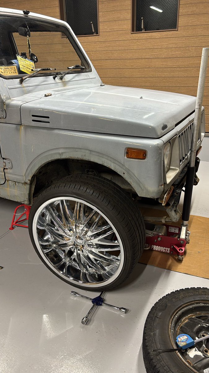 nu_gaa's tweet photo. 5万円でホイール買い手いませんか..
22インチ
pcd127 穴5h あと139.7とは惜しい5穴のマルチです
9.5j+35
ハブ約74ミリ
タイヤサイズ 255\30R22 https://t.co/Ki8WdMCziu
