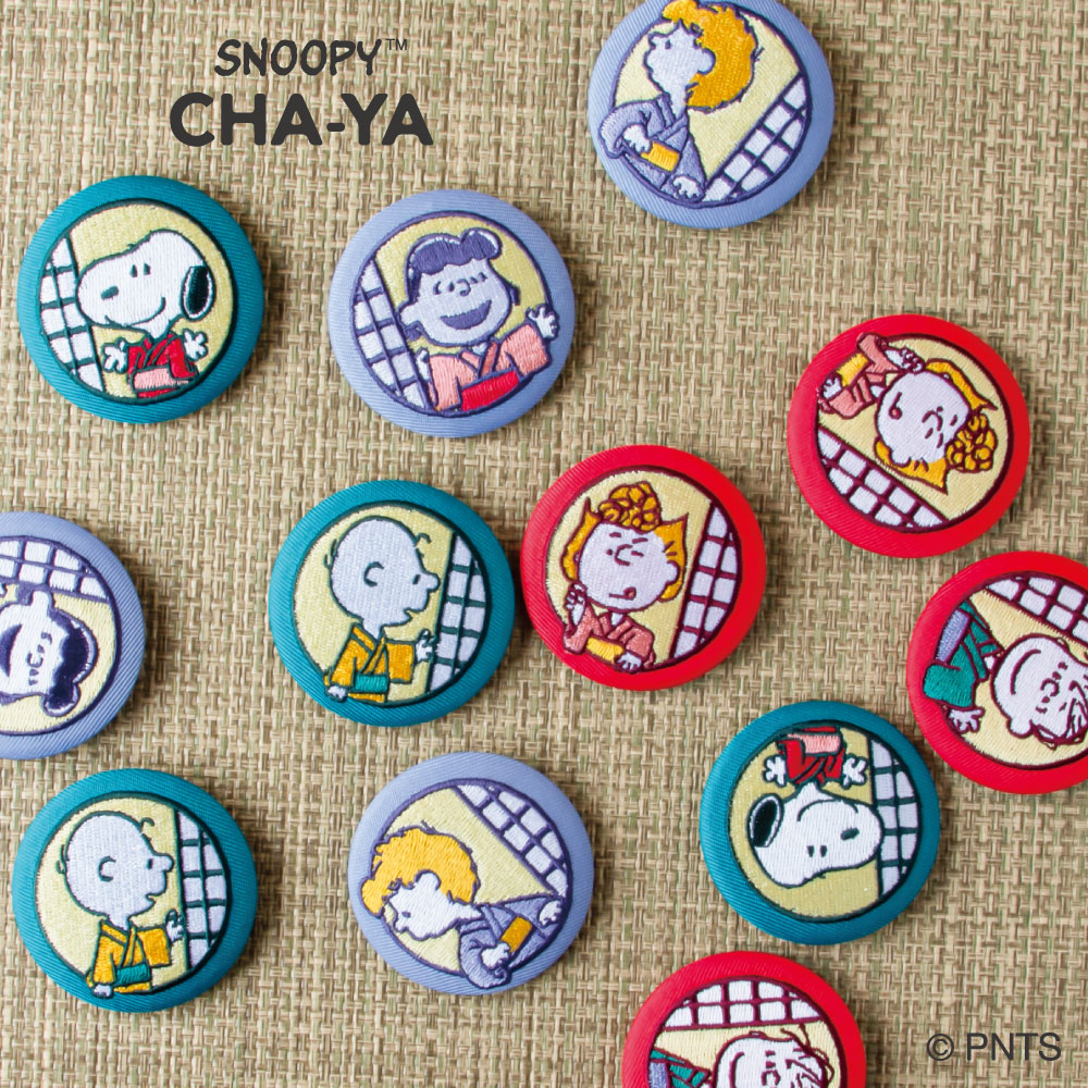 Snoopy_chaya's tweet photo. 【7月18日(土)発売】
どれが入っているかはお楽しみ♪
開けるまでワクワクのトレーディング刺繍缶バッジが登場！
ポコッと立体感のある刺繍が施された、集めたくなるかわいい缶バッジです。
円窓からのぞくスヌーピーと仲間たちを刺繍で表現しました。
バッグや洋服、帽子のワンポイントとして付けるなど、アイデア次第でさまざまな楽しみ方ができます♪
全6種類の内いずれか1種類のみ、ランダムで入っております。

#SNOOPY茶屋 全店で7月18日(土)より発売
オンラインストアでは7月18日(土)AM10:00より発売
オンラインストアはこちら▼
https://t.co/c716UKlgSJ

◆トレーディング刺繍缶バッジ 円窓シリーズ ￥880(税込)

【発売店舗】
SNOOPY茶屋 由布院店
SNOOPY茶屋 京都・錦店
SNOOPY茶屋 京都・嵐山店
SNOOPY茶屋 飛騨高山店
SNOOPY Village 伊勢店内 SNOOPY茶屋
SNOOPY Village 軽井沢店内 SNOOPY茶屋
SNOOPY Village 小樽店内 SNOOPY茶屋
SNOOPY Village 川越店内 SNOOPY茶屋
SNOOPY茶屋 オンラインストア

#snoopy #peanuts #スヌーピー茶屋 #全店 #オンラインストア #スヌーピーグッズ #史努比 #花生