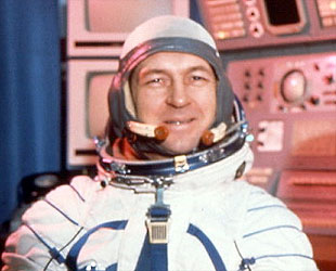 anajuliabanlei's tweet photo. El 8 de julio de 1935 nació el cosmonauta soviético Vitali Sevastiánov, ingeniero que participó en el desarrollo de la nave Vostok antes de ser seleccionado como cosmonauta en 1967.

Realizó dos misiones espaciales: Soyuz 9 en 1970, que estableció un récord de permanencia en órbita con casi 18 días, y Soyuz 18 en 1975, pasando 63 días a bordo de la estación Salyut 4. En total acumuló 80 días, 16 horas y 18 minutos en el espacio. Falleció en 2010, a los 74 años.