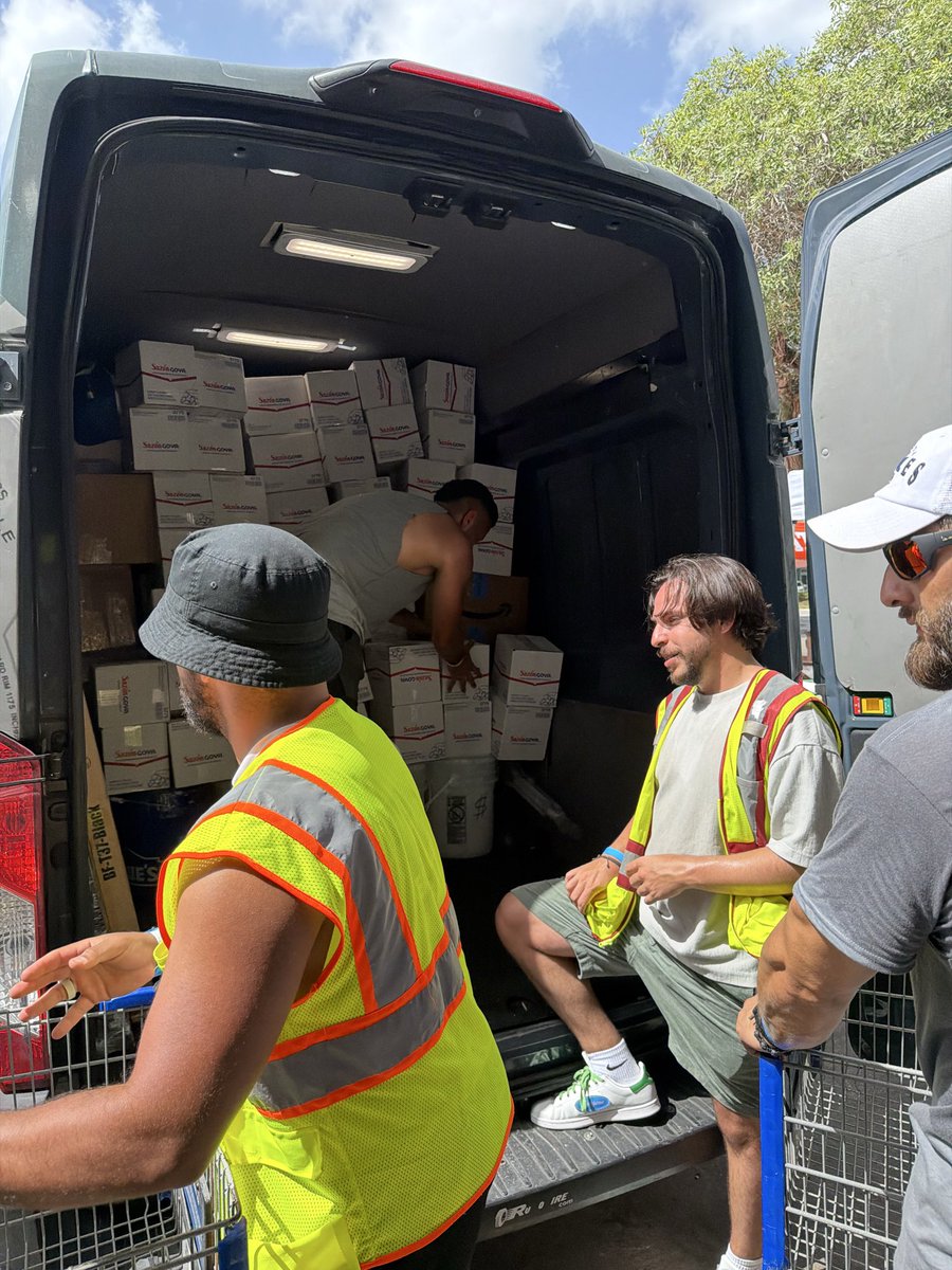 metavarce's tweet photo. Hoy estuve en el centro de acopio de GEM en Miami ayudando a recibir, bajar y categorizar cajas de insumos que llegaban en camiones.

Como pasa siempre después de los primeros 7 días de una crisis humanitaria, la ayuda empieza a bajar. Pero la realidad es que la necesidad sigue existiendo después de más de 15,000 hogares perdidos por completo.

Por eso desde hoy, Yummy está movilizando gratis al equipo de GEM en Venezuela.

Si todavía puedes donar o ayudar, este es el momento. No dejemos que la ayuda se apague cuando más se necesita.

Estamos cerca de alcanzar nuestra meta en https://t.co/FHvMR6Ra3B
