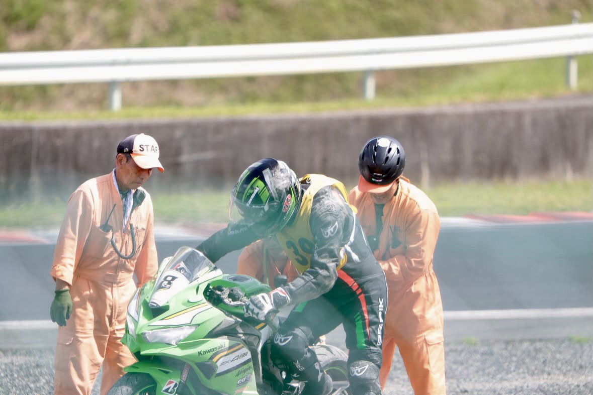 MOTO50000625's tweet photo. カメラ担当してくれた@kenp___R7 くん。
走行前に「1コーナーで転倒しても撮影してくれていいからねー」なんて話を…
まさかネタ振りになるとは……😅
#401会
 #岡山国際サーキット https://t.co/ehJoblPiHO