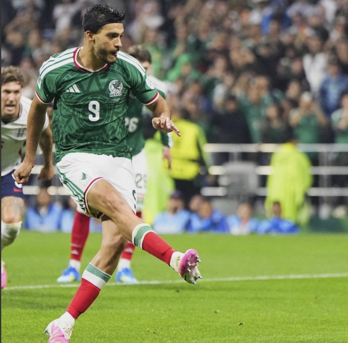 keossei's tweet photo. Au

— Bellingham x Haaland x Raúl Jiménez

Donde Raúl y Haaland están interesados en el mismo hombre que juega para el Real Madrid.

O

Donde bellingham tiene que decidir entre su ex compañero del Borussia Dortmund y el hombre mexicano contra el jugó en la copa mundial. https://t.co/hlJXZeGEux