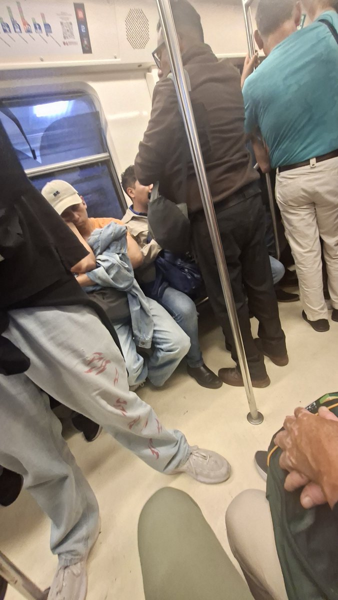 danielglopez's tweet photo. @MetroCDMX @ClaraBrugadaM #Linea2 #AcosoSexual tocándose en el metro sin que haya alguien de seguridad https://t.co/w3Gkq3qCQI