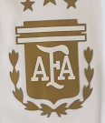 dasca_ld's tweet photo. 2º Símbolo: El escudo de la AFA está formado en parte por los laureles Argentinos que forman parte también del escudo de la Nación Argentina que también es un símbolo patrio (en otras versiones de la camiseta, la parte de arriba del escudo lleva también los colores de la bandera) https://t.co/UkscUwTnU5