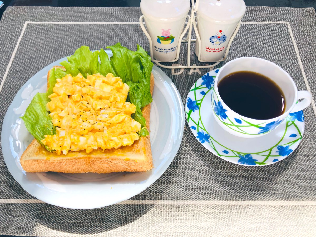 kerokeroback's tweet photo. 今日は有給を取ったので
のんびりな朝ごはん
オープンたまごホットサンドにしてみました
コーヒーはお友だちのダーリンが焙煎したもの✨
カップ＆ソーサーはLuminarcのBlue Floral Trellis
ビンテージ品です

この後、お友だちとお出かけしてきます https://t.co/MqN202NH4v