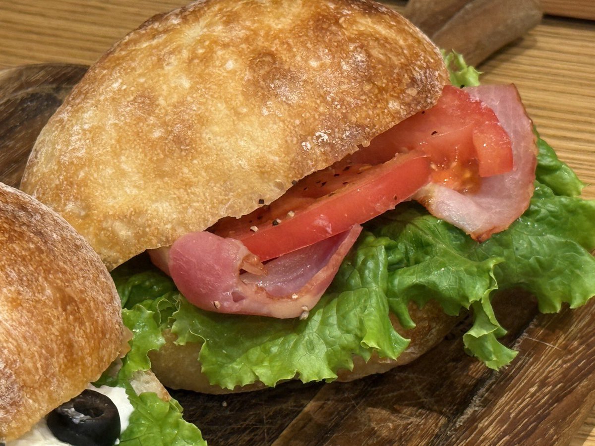 Orange_fields_'s tweet photo. こんにちは！
@orangefields_breadfactory です！
今日からフティーラサンドBLT サーモンヘルシー
が復活となります！
もうほぼ1年ぶりのNEWフレーバーです！！
皆様のご来店お待ちしております🙇

#大阪万博
#アフター万博グルメ 
#フティーラ
#百名店 https://t.co/wqr6f4MYx8