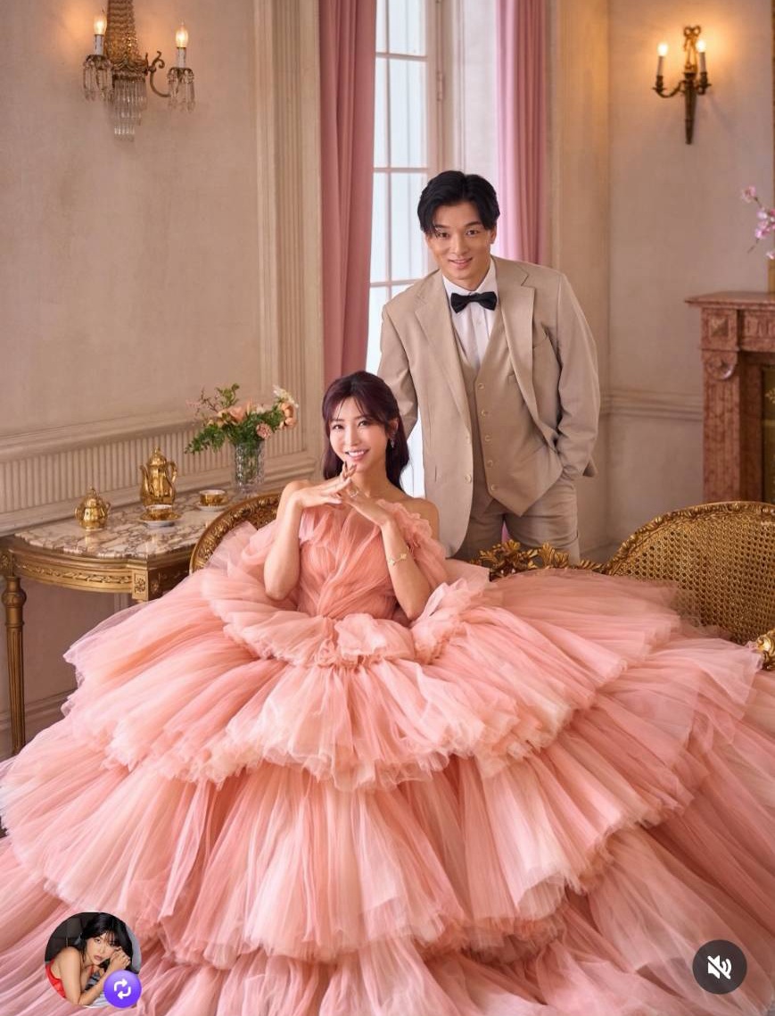 chee828's tweet photo. 水川スミレ(水川蓳)、結婚！

https://t.co/p82zrMpEiw

昨天打開IG應該很多朋友好吃驚，去年退出日本AV界的「水川スミレ(水川蓳)」放上了一系列的寫真，那身上的禮服、那手上的戒指以及幸福的氛圍都說明了她結婚了—這是真的嗎？如果是真的那她還要不要繼續拍片？

#水川スミレ #水川蓳 https://t.co/HJWUg5fisM