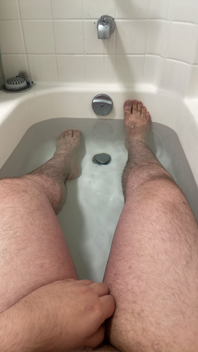 ifeelhuman_'s tweet photo. rlly need to pee #badidea https://t.co/kPf44MTuiZ