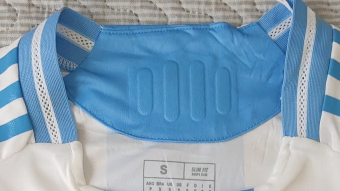 dasca_ld's tweet photo. 1º Símbolo: El cuello de esta camiseta específicamente tiene el mismo patrón de la BANDERA Argentina justamente en honor a la misma https://t.co/bJgd9jdBq6