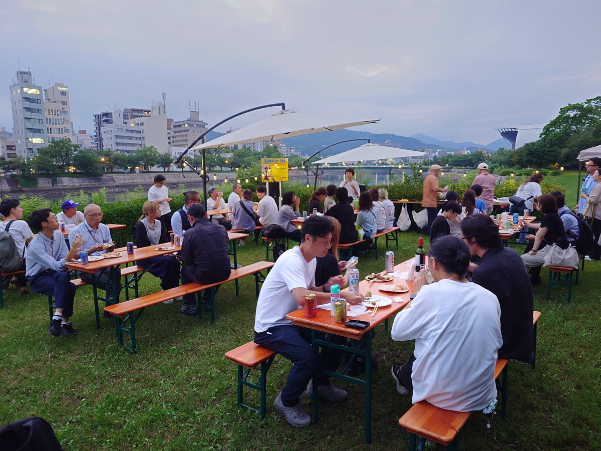 mlit_ootagawa's tweet photo. 7月7日午後7時7分に #水辺で乾杯 を開催しました!
旧太田川の基町環境護岸で水辺に集う皆様と一斉に乾杯しました!
【水辺で乾杯】https://t.co/WNkzgHXUf4
【RiverDo!】https://t.co/1r0kNXLz1T
#太田川河川事務所 #RiverDo #川辺コンソーシアム https://t.co/ksvIKz9fL1