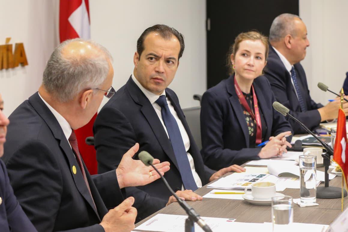 LuisRosendo_'s tweet photo. Por instrucciones de la Presidenta @Claudiashein y en representación del Srio @m_ebrard recibí en @SE_mx al Presidente de la Confederación Suiza, @ParmelinG.

Ante más de 30 CEOs de empresas suizas con presencia en nuestro país, reafirmamos el compromiso de actualizar este mismo año nuestro acuerdo de libre comercio México-Suiza, asi como la Asociación Europea de Libre Comercio @EFTAsecretariat con Suiza, Luxemburgo, Noruega e Islandia.

Seguimos diversificando nuestros mercados y fortaleciendo la presencia global de México.