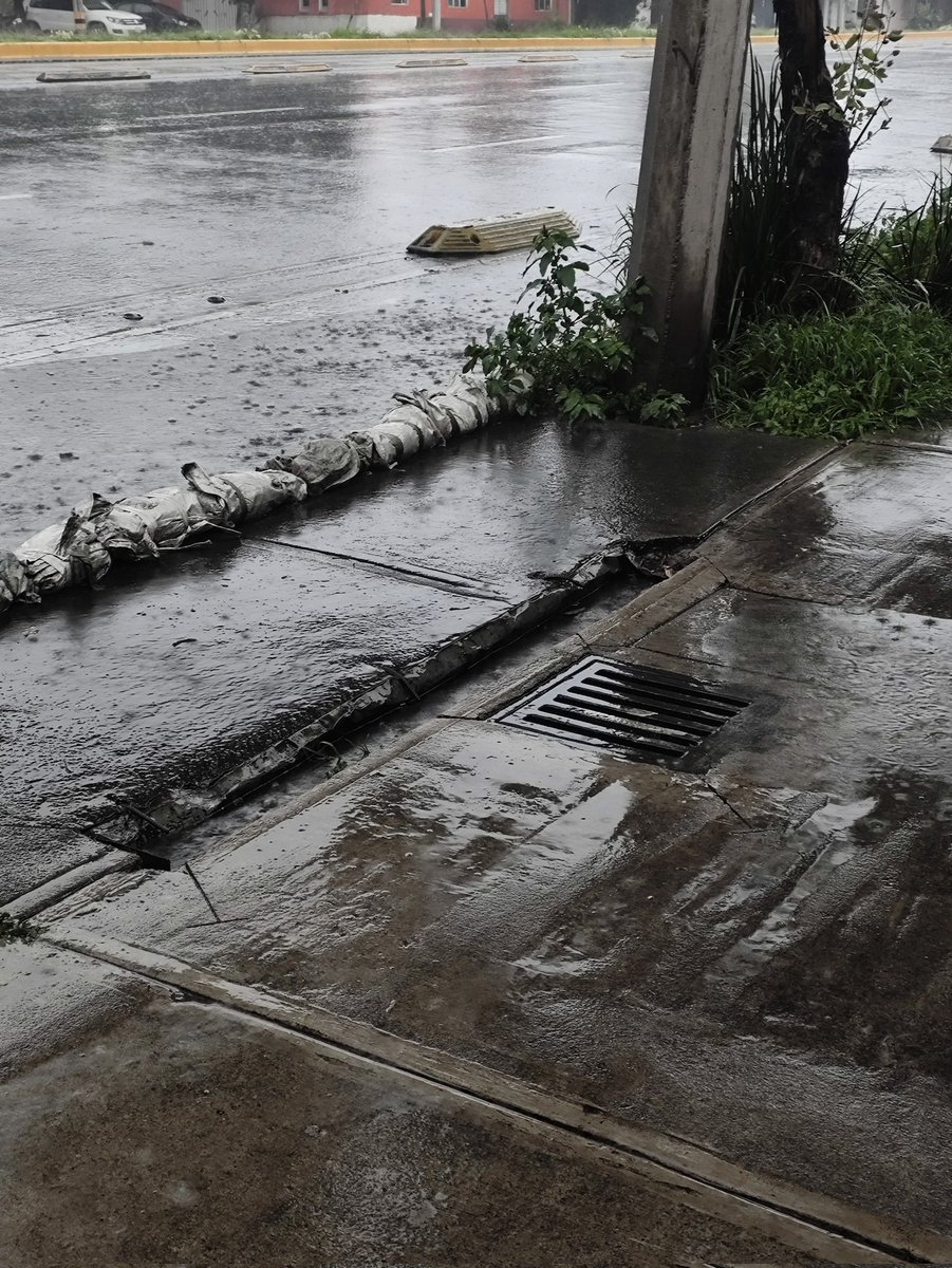 paletachavez's tweet photo. @SEGIAGUA  Molina nos estamos inundado @evelyn_parraA  ya sale el agua de las coladeras https://t.co/oSpLIQwR7I