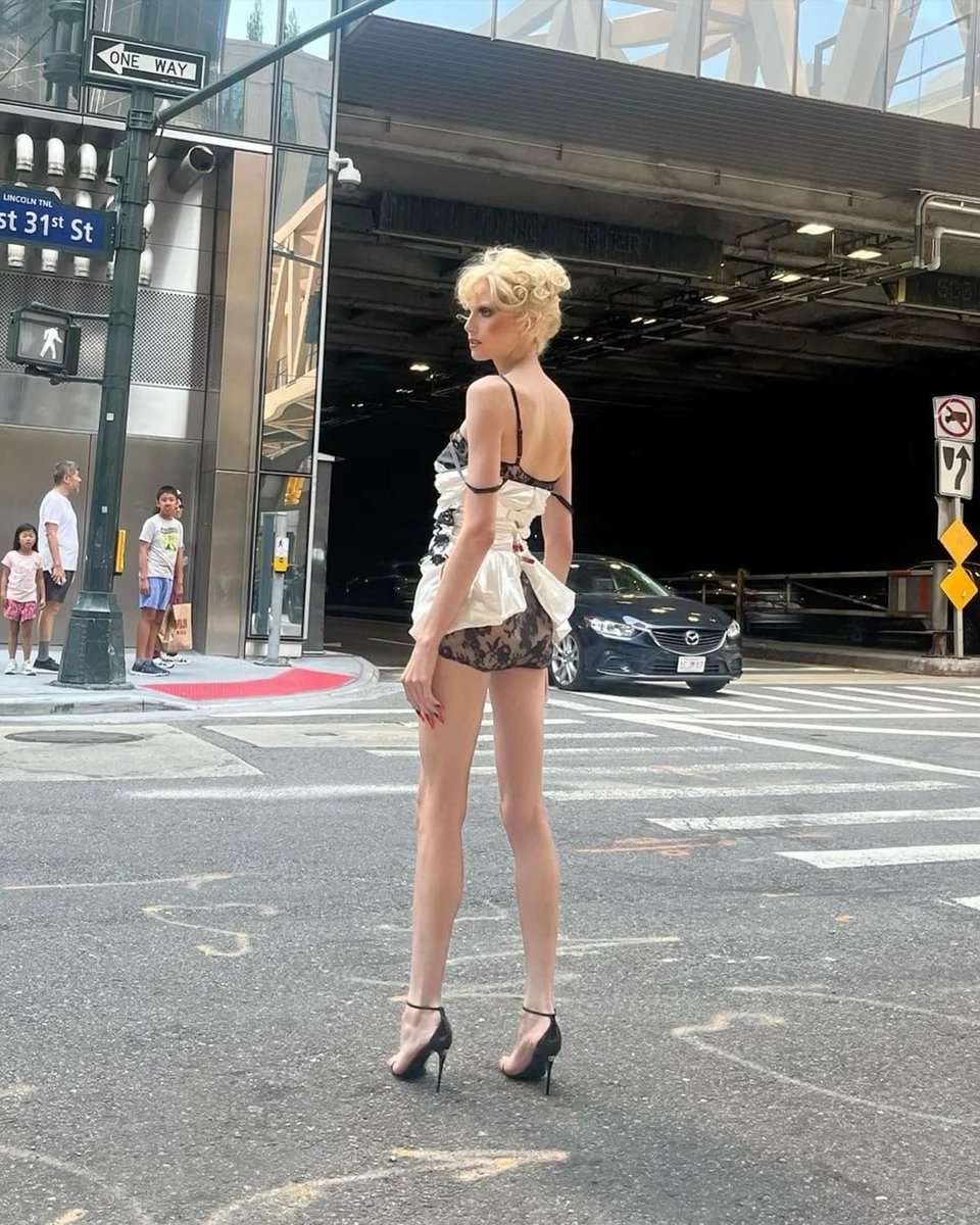 princessbonesxo's tweet photo. I heard Alex Consani is 6’0”. What bmi do you think she is? https://t.co/o3Vj1rjnMe