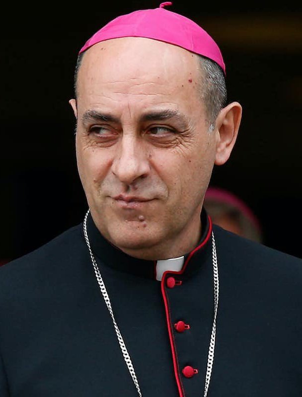 bunkerottaviani's tweet photo. Hay algo inquietante en el degenerado del cardenal “Trucho” relacionado con la Santísima Virgen. Parece que este tipejo está misteriosamente “resentido” con ella. Esto se vio claramente en la nota doctrinal “Mater populi fidelis”, donde niega la corredención de la Virgen. Sin embargo, también ha elegido algunas fechas marianas para vomitar su odio en contra de la tradición de la Iglesia. Asimismo, el 18 de diciembre de 2023, festividad de Nuestra Señora de la Esperanza, publicó la declaración “Fiducia Supplicans”, mediante la cual permitía y, de hecho, “obligaba” a bendecir las parejas homosexuales que solicitaran dicho servicio.

Otro ejemplo lo tenemos en este último 13 de mayo, fiesta de Nuestra Señora de Fátima, día que eligió deliberadamente para amenazar a la FSSPX con la excomunión si seguía adelante con lo que él llamaba “acto cismático”.

Cuando medito acerca de estas cosas, me acuerdo de este versículo de la Sagrada Biblia:

«Y pondré enemistad entre ti y la mujer, y entre tu linaje y su linaje: éste te aplastará la cabeza, y tú le aplastarás el calcañar» (Gn 3,15).