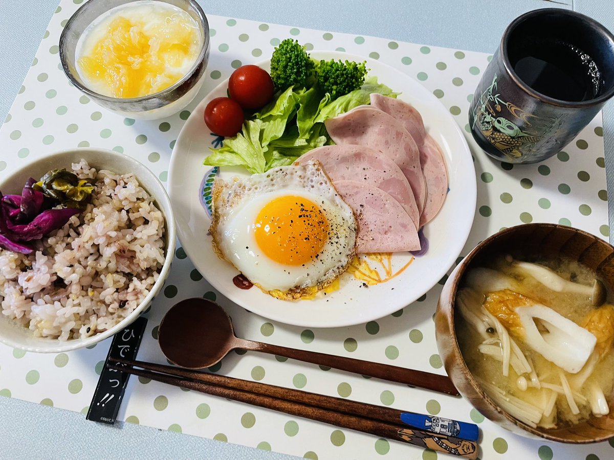 misuzumurai's tweet photo. 朝ごはん

この前マツコさんが言ってた、目玉焼きにケチャップかけてみた
おいしかったけど、半熟より黄身よく焼きのほうが合いそう https://t.co/Znh3eStR4q
