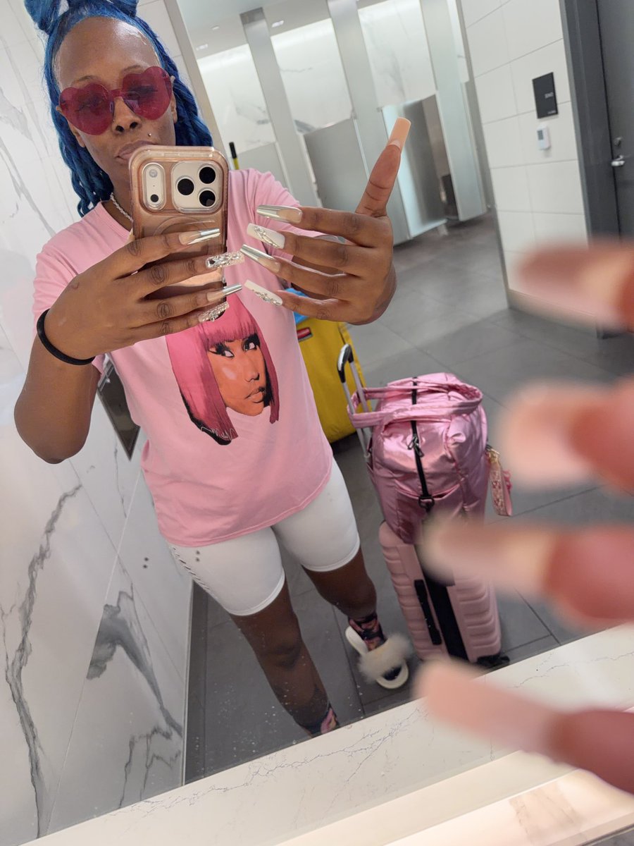 ITSONIKASBESTIE's tweet photo. AIRPORT TEASSSSSSS 💕🥳♋️✈️‼️ I LOVE YOU MOTHER 💋💋💋💋💋💋💋 @NICKIMINAJ https://t.co/oEEnMRHyFD