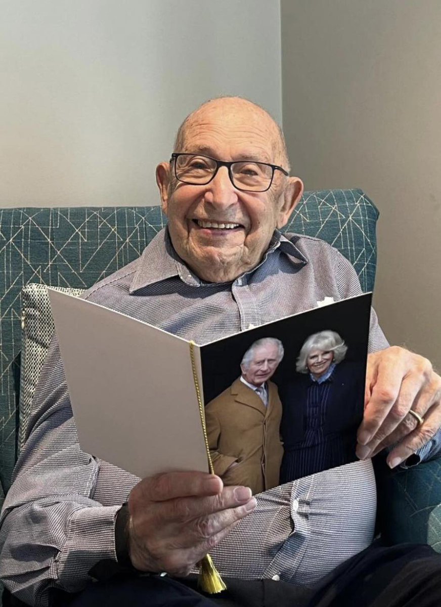 HumansOfJudaism's tweet photo. This is my grandpa Joe, the UK’s oldest Jewish man. He’s 106 years old and turns 107 next week. Joe Slyper is a British WWII veteran born on July 15, 1919, in Mile End, East London. He worked in the textiles and fashion industry before the war. 🧵 https://t.co/Bh7islFh3p
