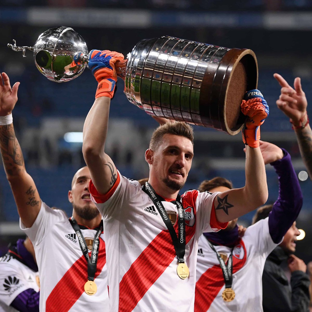 juanbalbi9's tweet photo. Para tomar dimensión de lo que representa Franco Armani 👇

🏆 Arquero más ganador de la historia de River con 10 títulos
🏆 Quinto arquero más ganador de la historia del fútbol con 27 títulos. Iguala a Casillas y solo es superado por Vitor Baia, Neuer y Buffon
✅ Segundo arquero con más vallas invictas (164) en River detrás de Carrizo 
✅ Tercer arquero con más partidos (366) en River detrás de Carrizo y Fillol